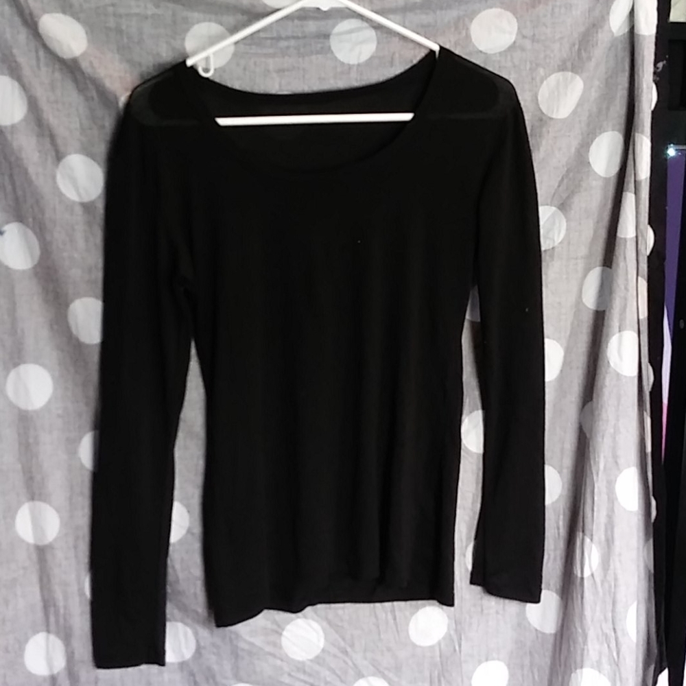 Sheer featherweight scoop neck shirt size small.
